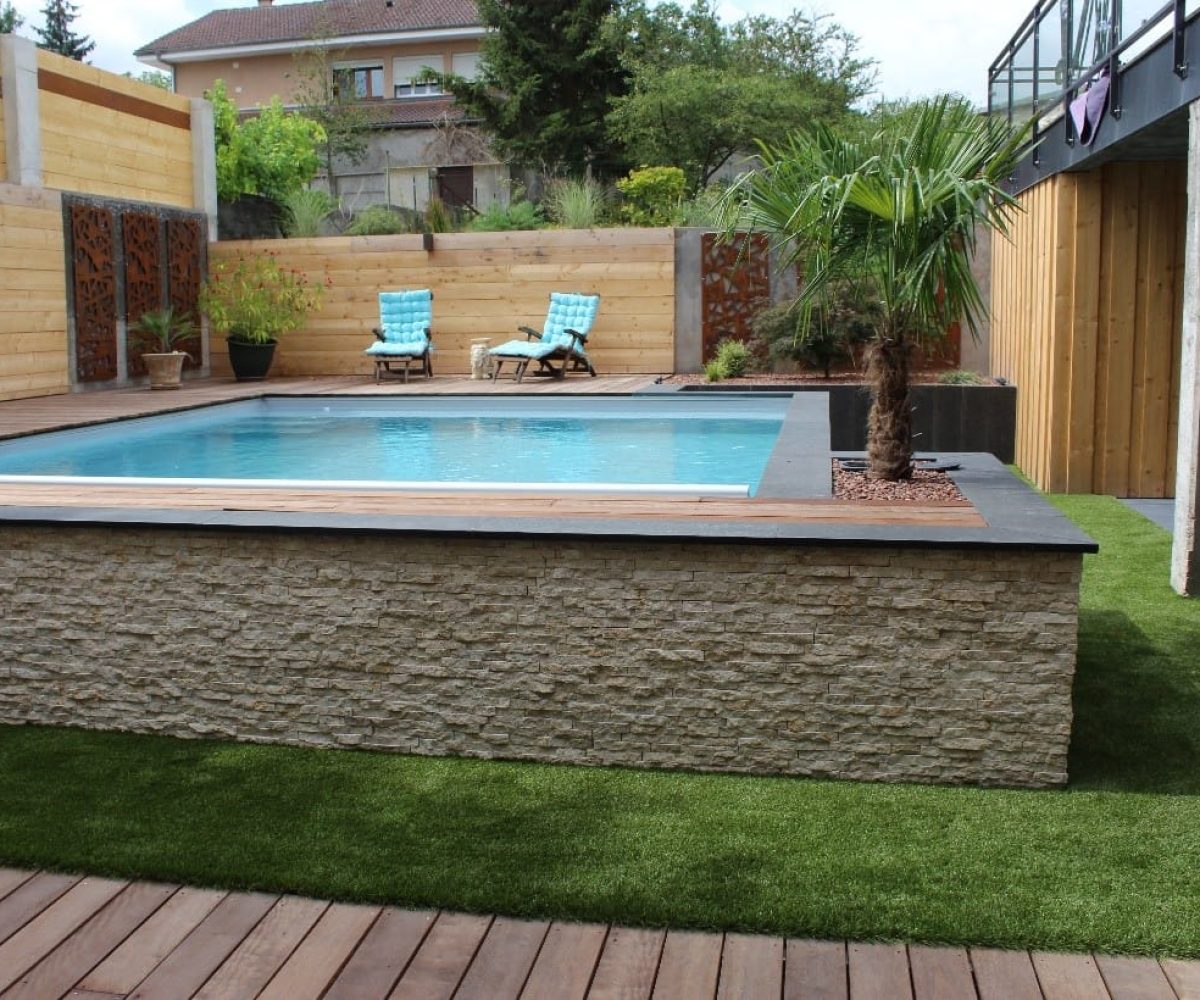 Piscine 5x5 parfaitement intégrée dans une cour - Réalisation Qualité Spa & Piscine