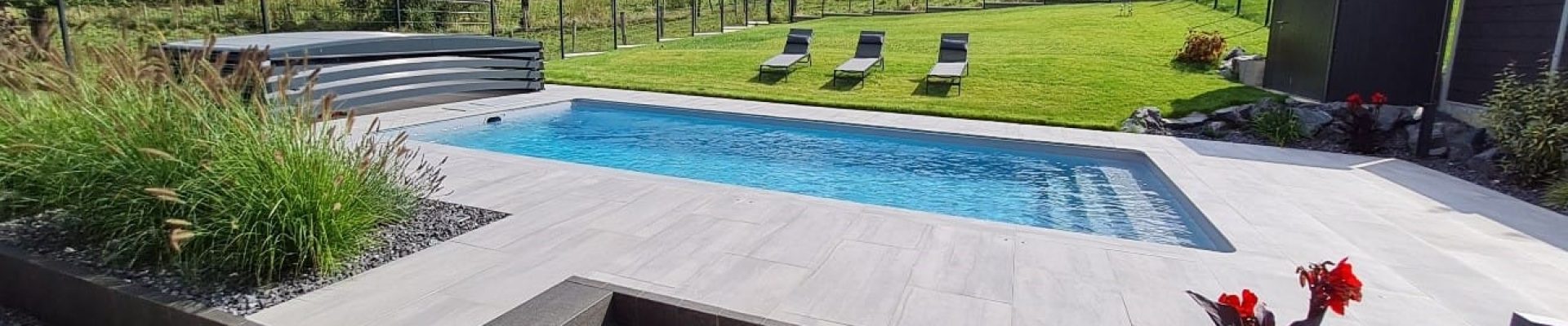 Piscine 9mx4m escalier plages toute largeur plages en grès cérame gros format.