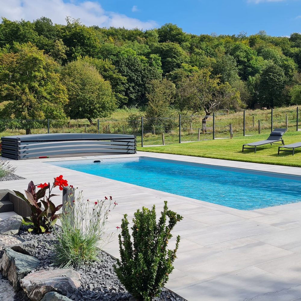 Piscine avec abri extra-plat rétractable - Delalande Piscines & Spas