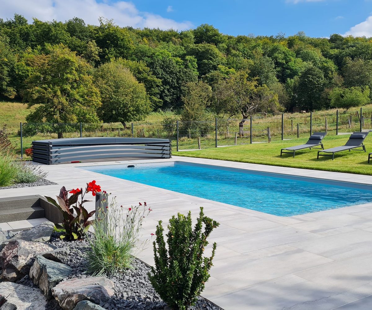 Piscine avec abri extra-plat rétractable - Delalande Piscines & Spas