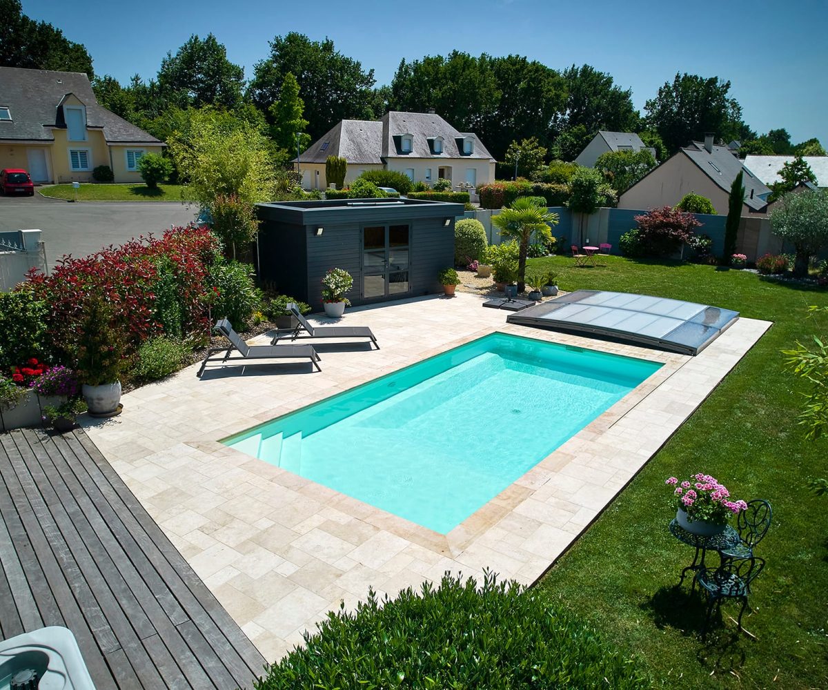 Piscine avec terrasse en pierre naturelle travertin 4 formats pour une ambiance harmonieuse.