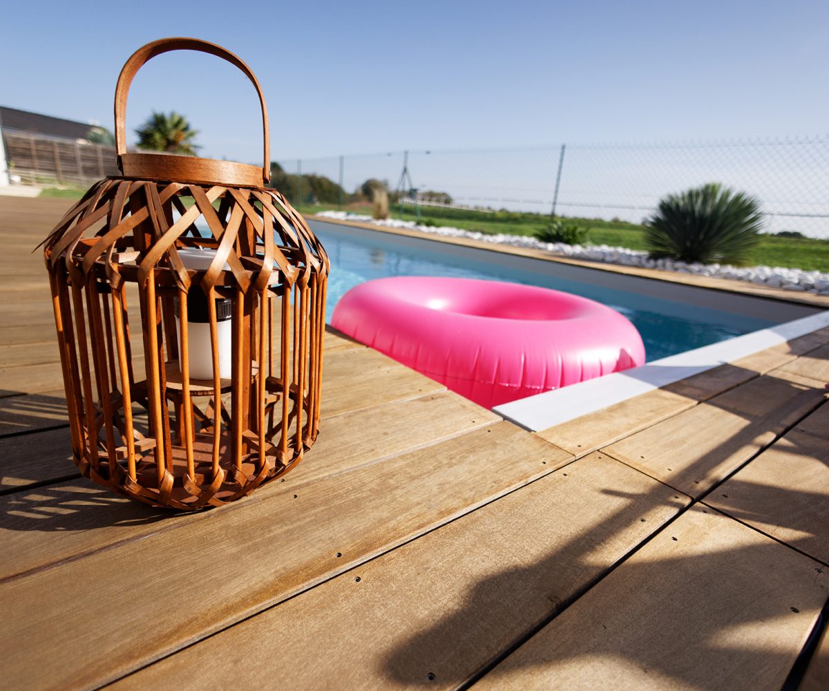 Piscine familiale 8 x 3 m avec fond plat et escalier droit avec banquette