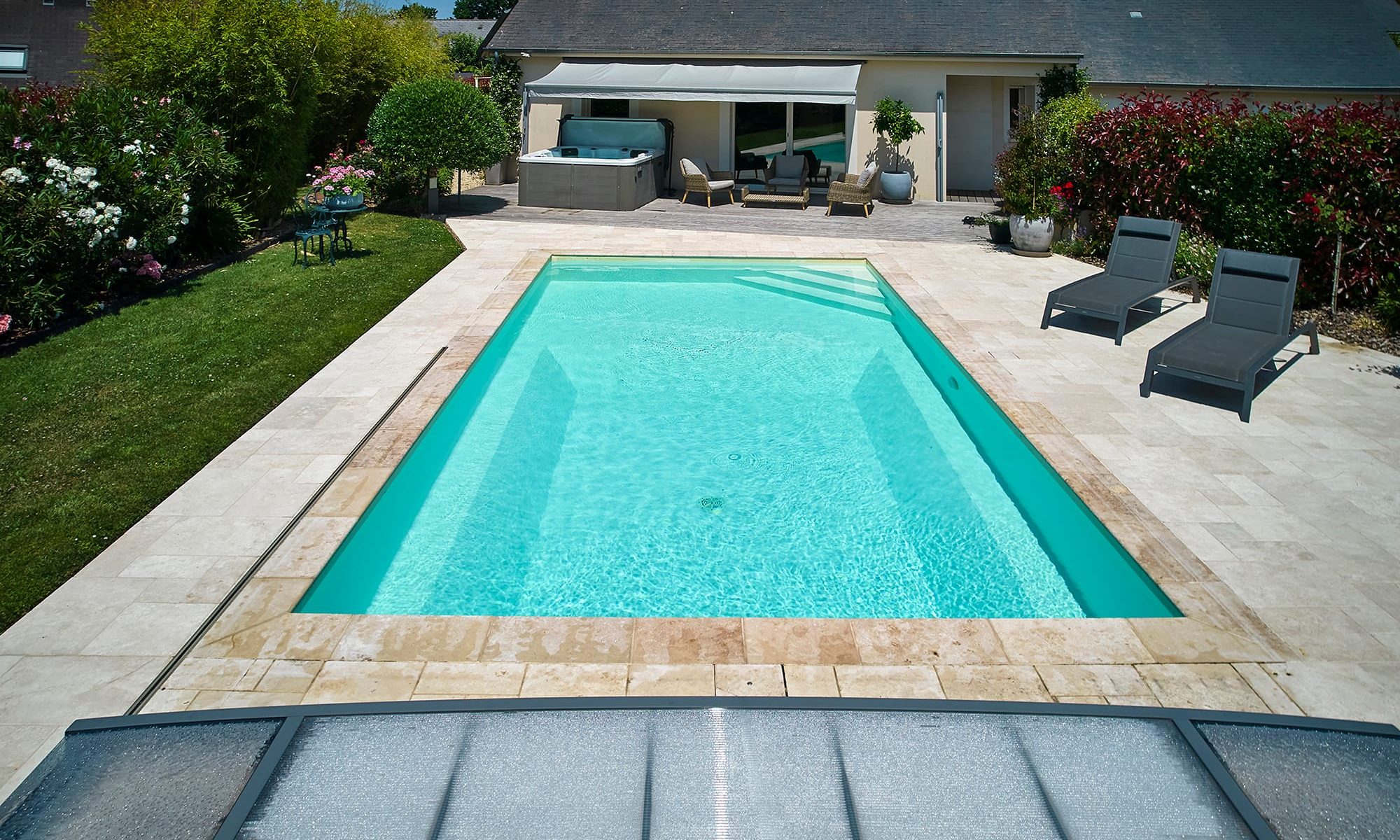 Piscine classique 8 x 4 m avec fond à deux niveaux.