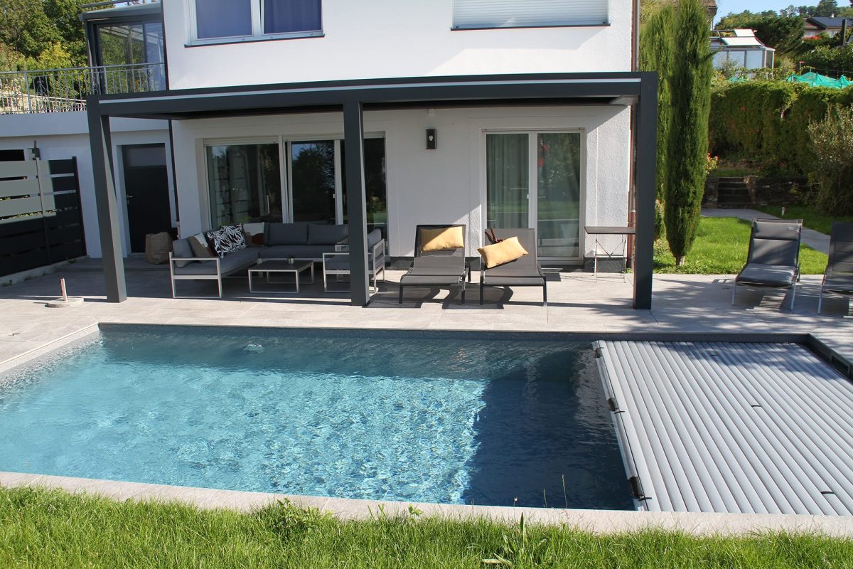 Piscine extérieure de 8.00 x 3.80m avec un fond plat.