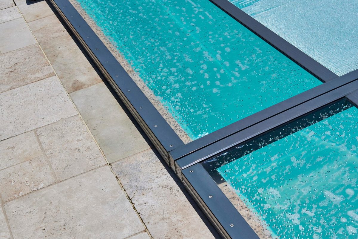 Abri plat discret assurant sécurité et protection tout en conservant l’esthétique du bassin.