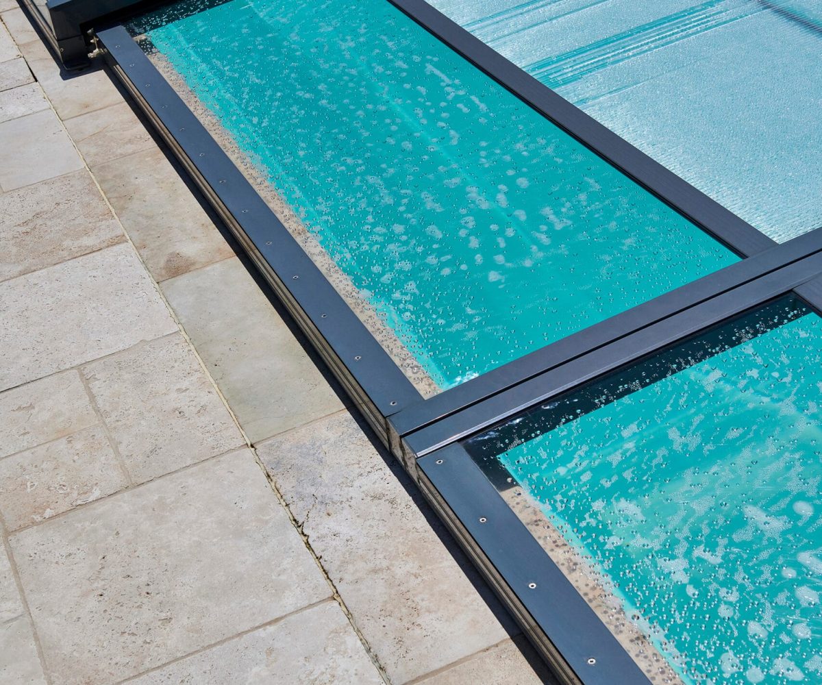 Abri plat discret assurant sécurité et protection tout en conservant l’esthétique du bassin.