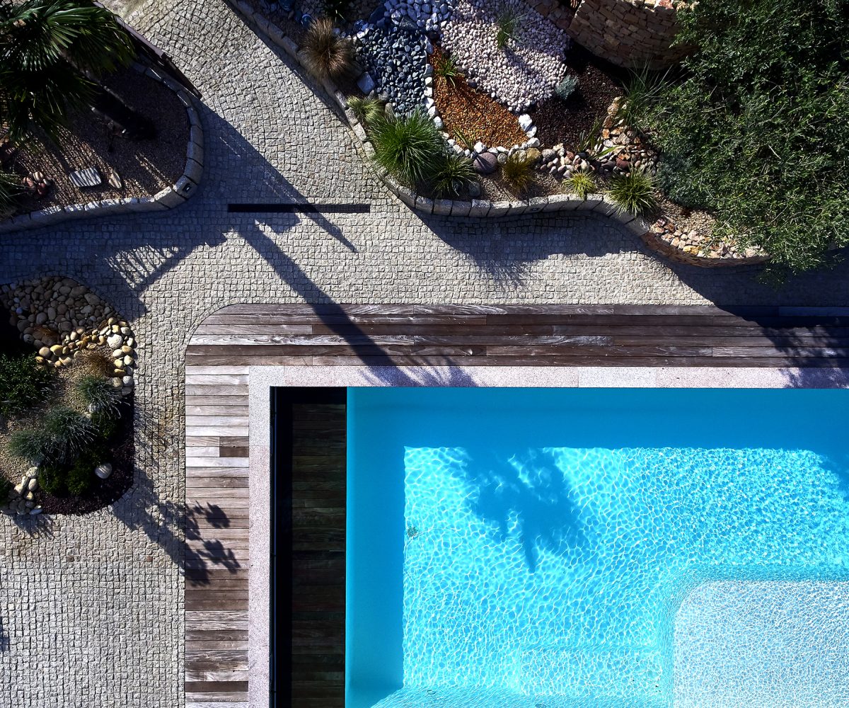 Piscine avec profondeur unique de 1,50 m et domotique intégrée pour un confort optimal