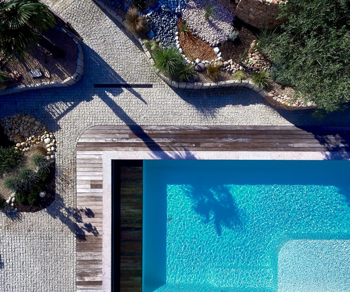 Piscine avec profondeur unique de 1,50 m et domotique intégrée pour un confort optimal