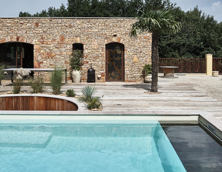Piscine et spa combinés dans un environnement paysager raffiné