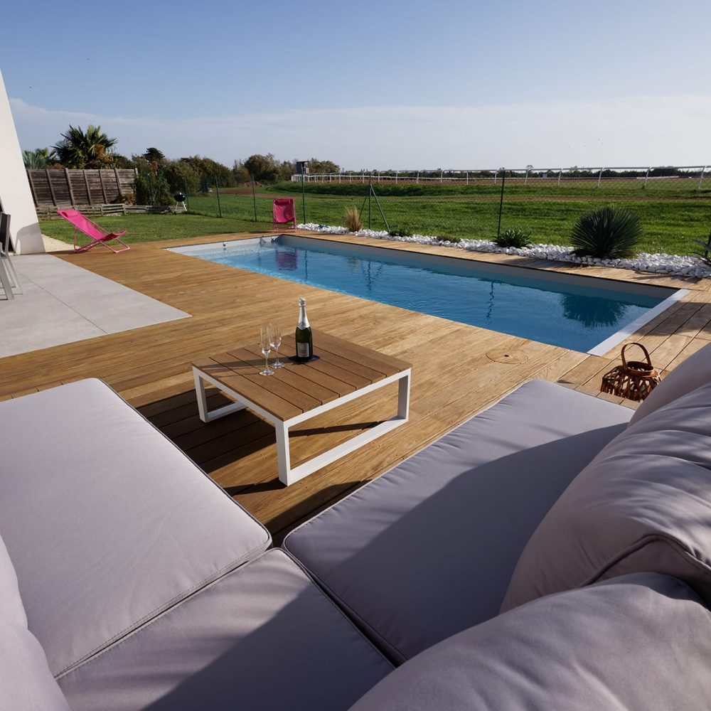 Piscine classique 8 x 3 m avec fond plat à 1,50 m et revêtement liner gris clair