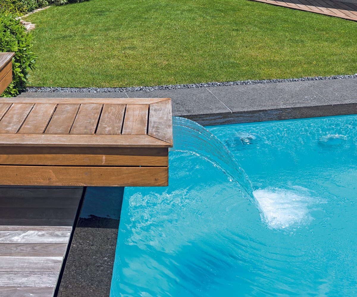 Débordement miroir et filtration sur verre recyclé pour une eau limpide et un effet infini