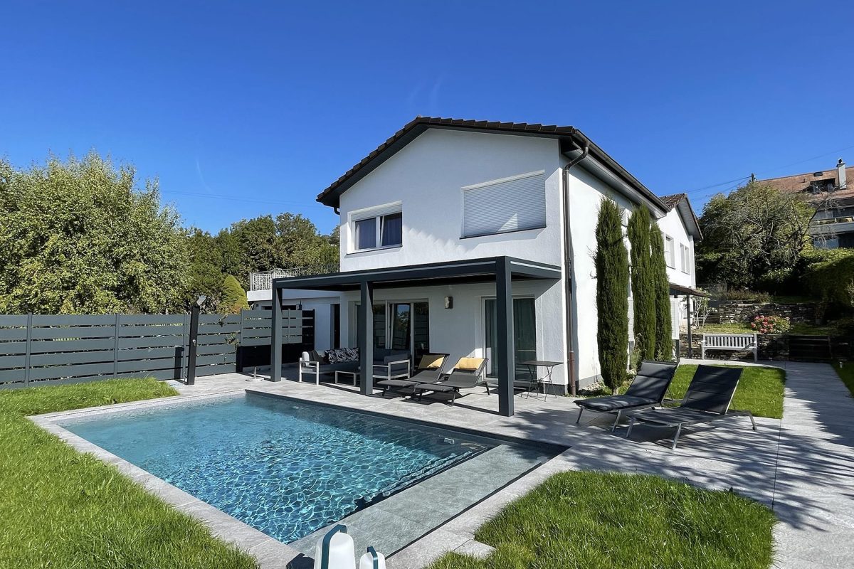 Piscine familiale de 8.00 x 3.80m avec un revêtement en membrane armée.