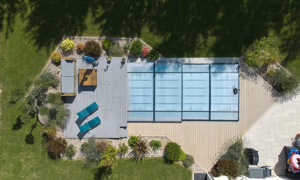 Abri bas offrant une protection et un confort optimal au bord de la piscine.