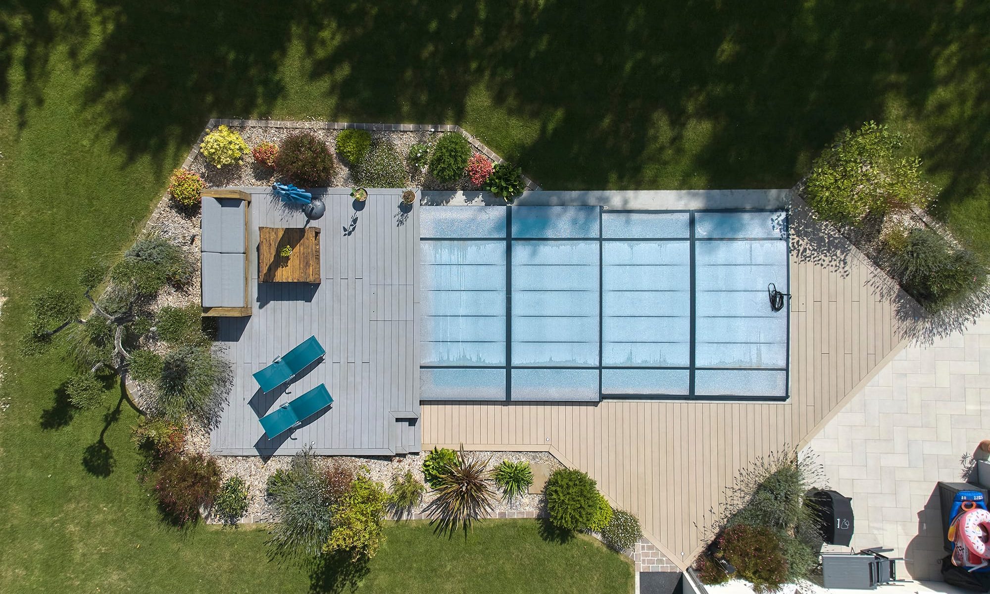 Abri bas offrant une protection et un confort optimal au bord de la piscine.