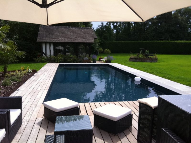 Piscine extérieure avec liner granite noir - Réalisation Delalande Piscines & Spas