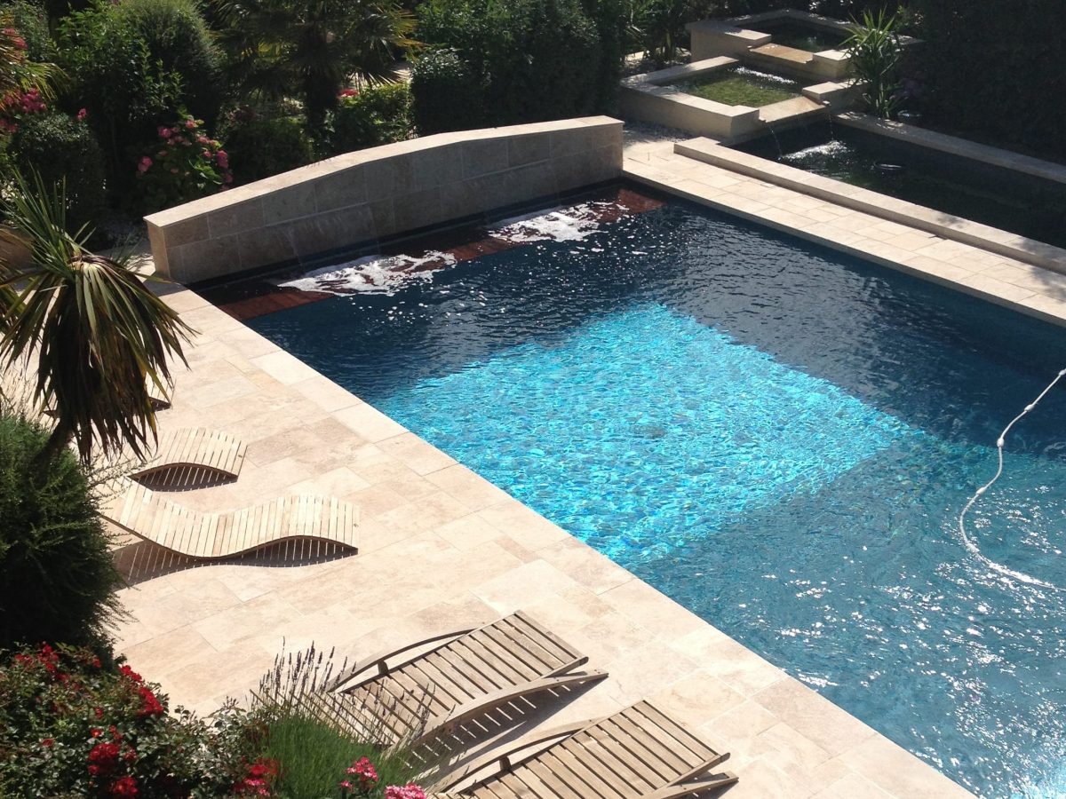 Piscine extérieure au cœur d’une propriété normande