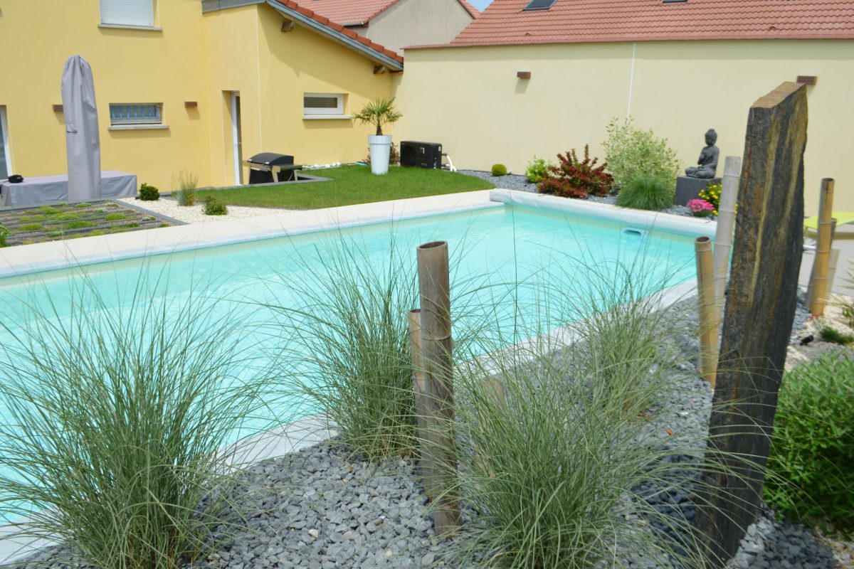 Piscine extérieure avec liner sable au coeur d'un jardin aménagé - Delalande Piscines & Spas
