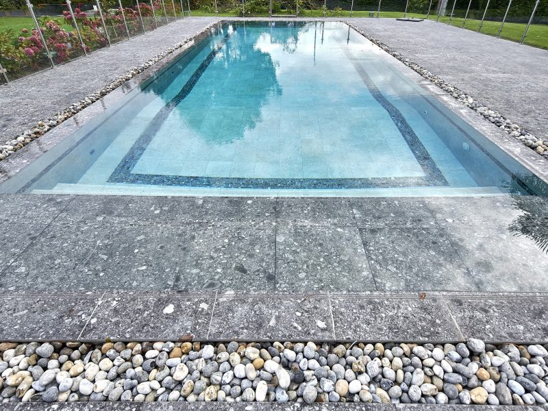 Piscine extérieure avec cascades murales