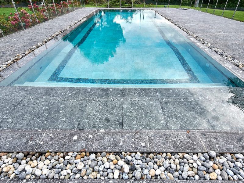 Piscine extérieure avec cascades murales