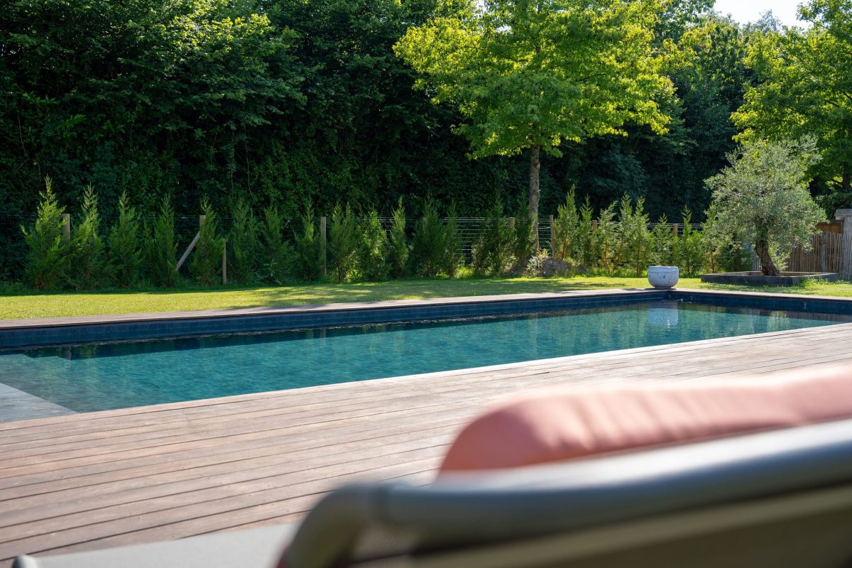 Piscine familiale de 13x5 entourée d'une terrasse en bois -Réalisation Delalande Piscines & Spas