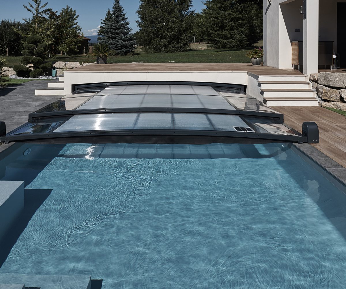 Piscine équipée d’un abri extra-plat EAP Outdoor sur mesure