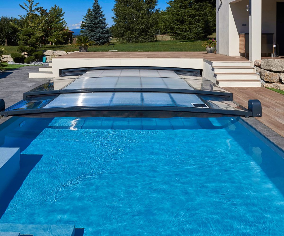 Piscine équipée d’un abri extra-plat EAP Outdoor sur mesure