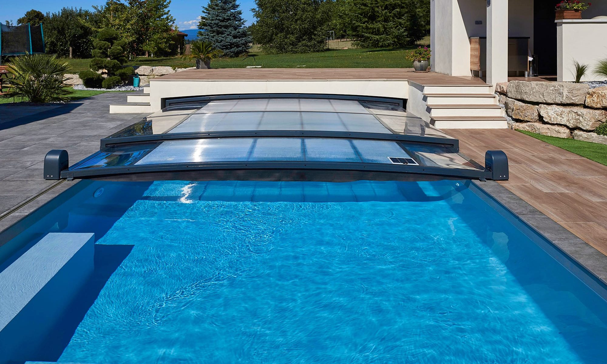 Piscine équipée d’un abri extra-plat EAP Outdoor sur mesure