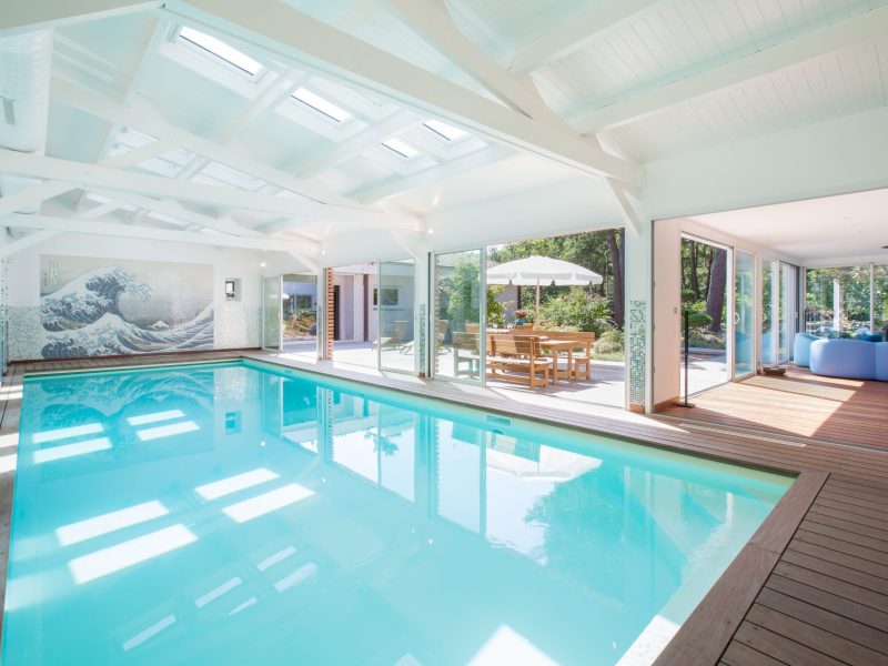 Piscine intérieure en eau verte