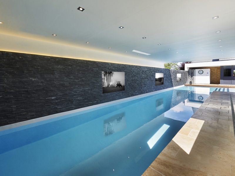 Piscine intérieure et extérieure en mosaïque de verre - Réalisation Delalande Piscines & Spas