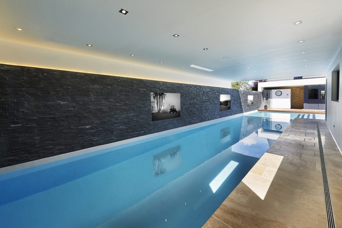 Piscine intérieure et extérieure en mosaïque de verre - Réalisation Delalande Piscines & Spas