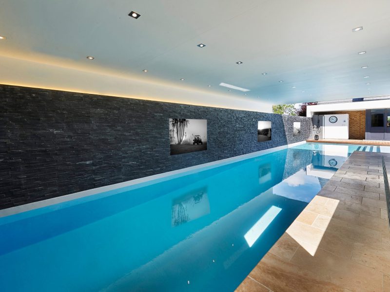 Piscine intérieure et extérieure en mosaïque de verre - Réalisation Delalande Piscines & Spas