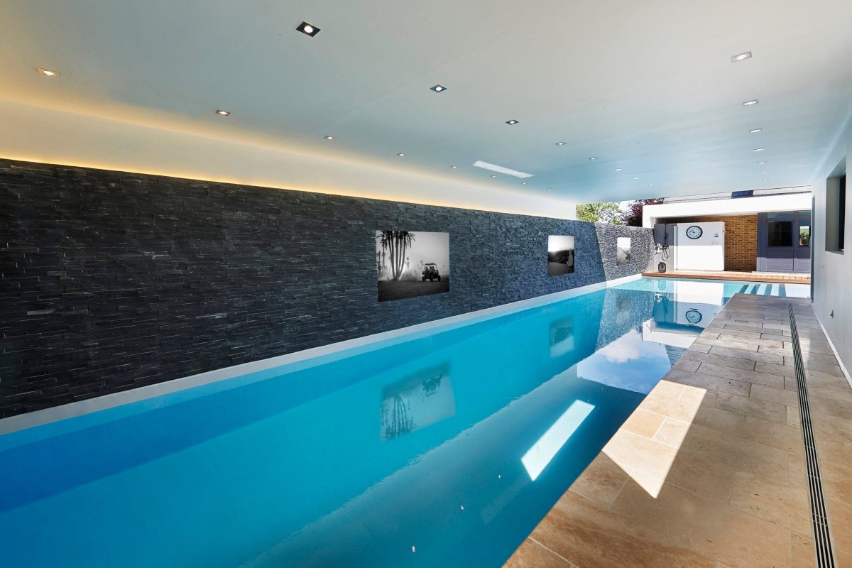 Piscine intérieure et extérieure en mosaïque de verre - Réalisation Delalande Piscines & Spas