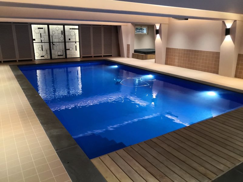 Piscine intérieure à l’éclairage LED multicolore