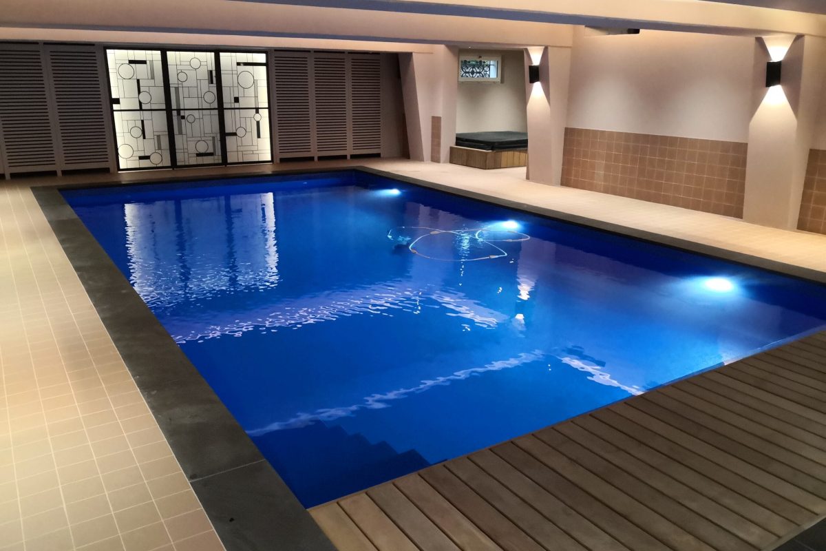 Piscine intérieure à l’éclairage LED multicolore