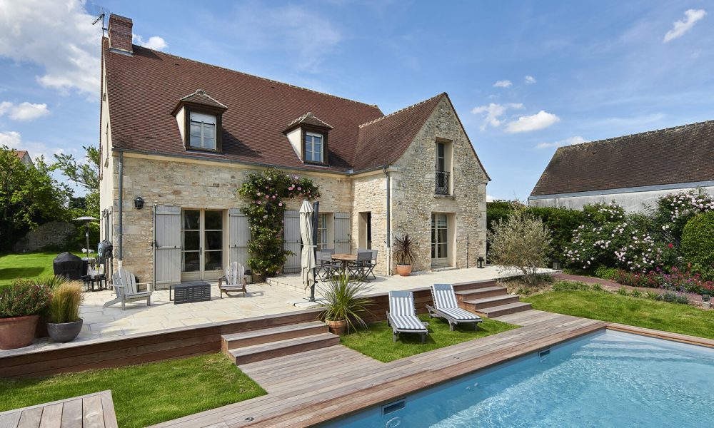 Piscine classique avec plage en bois exotique