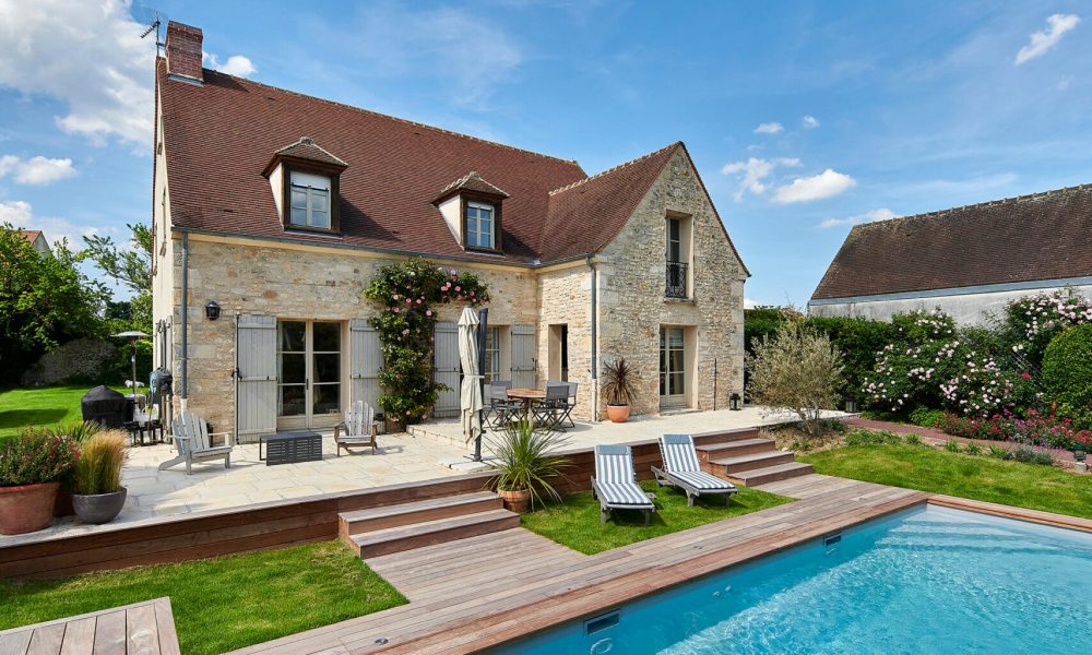 Piscine classique avec plage en bois exotique