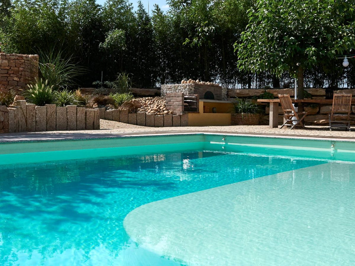 Piscine chauffée et couverte par un volet immergé