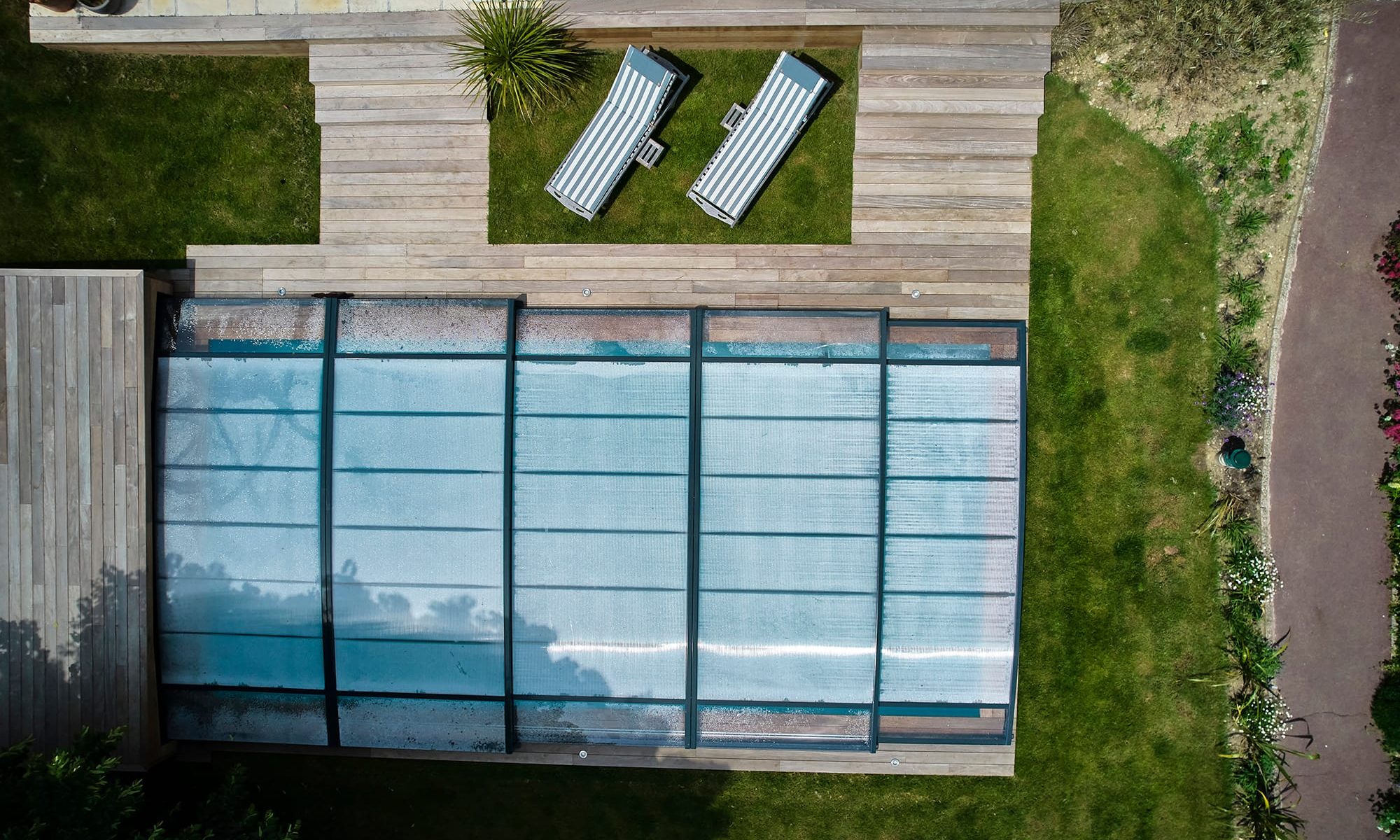 Abri plat et terrasse pour piscine extérieure