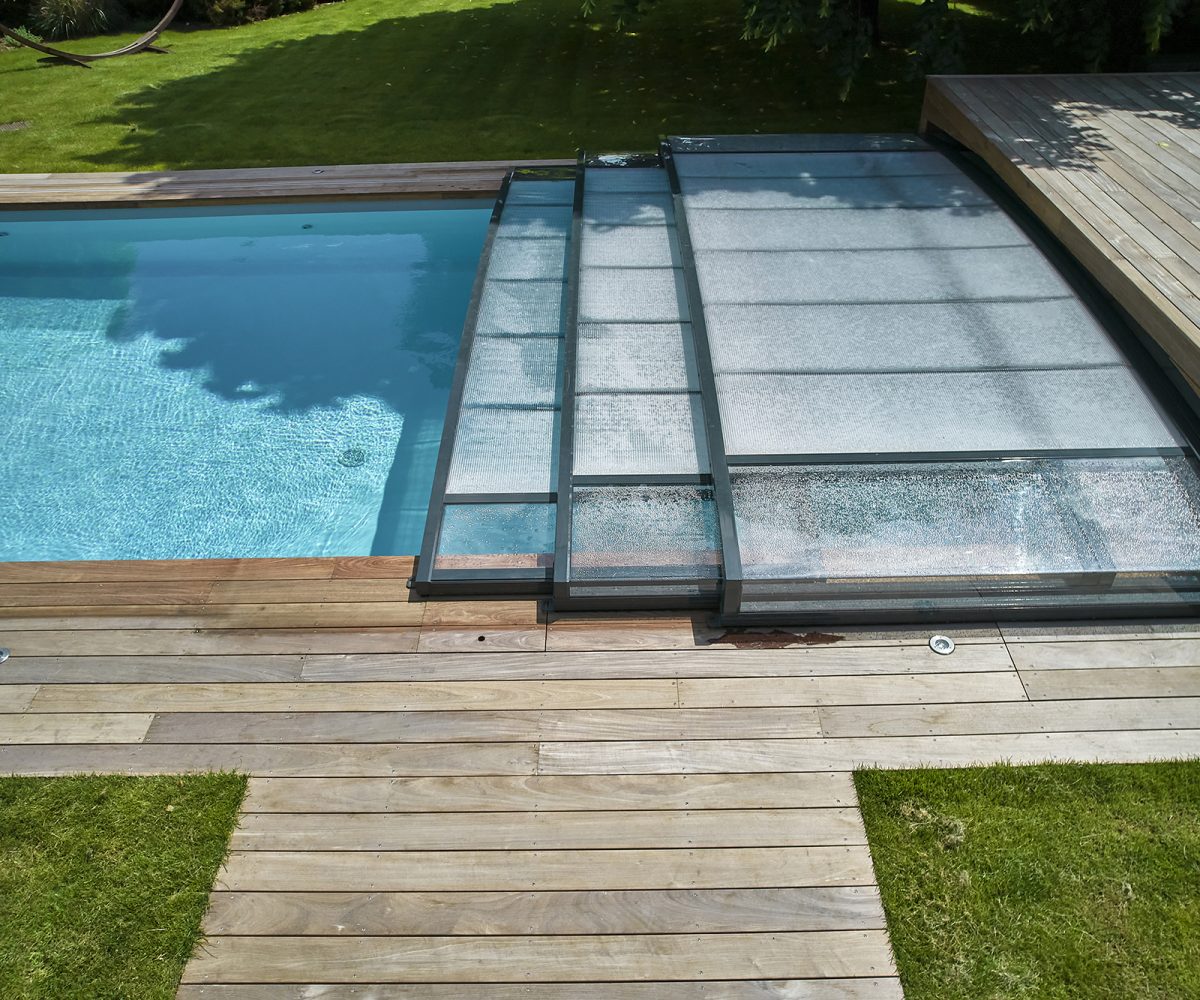 Piscine extérieure avec abri plat et terrasse Concept Outdoor EAP