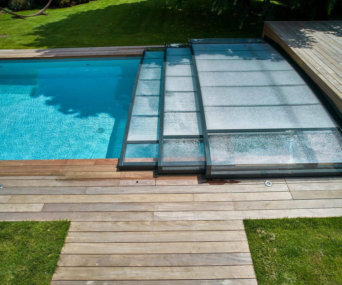 Piscine extérieure avec abri plat et terrasse Concept Outdoor EAP