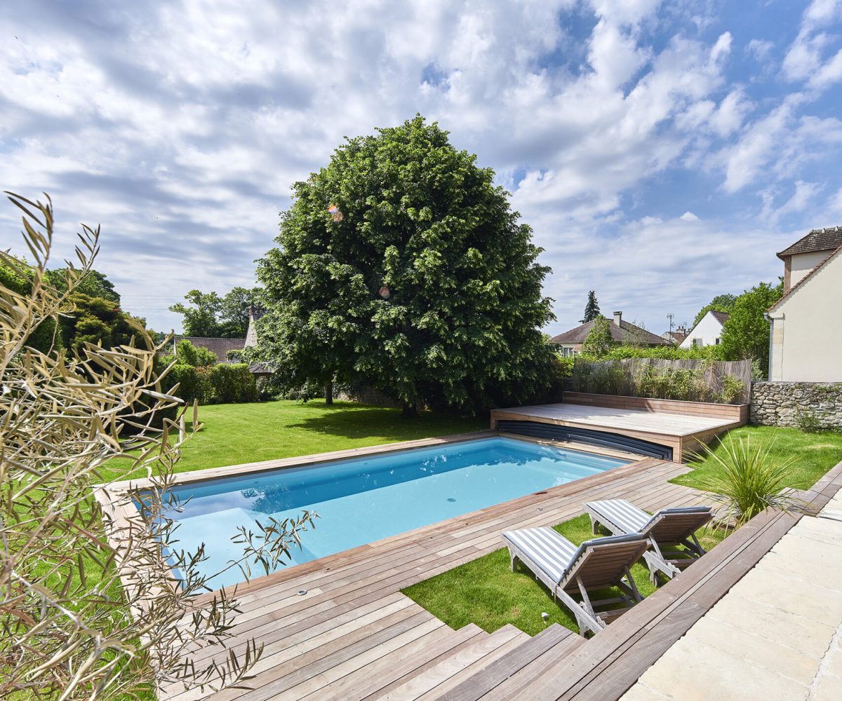 Piscine avec abri plat et plage en bois exotique