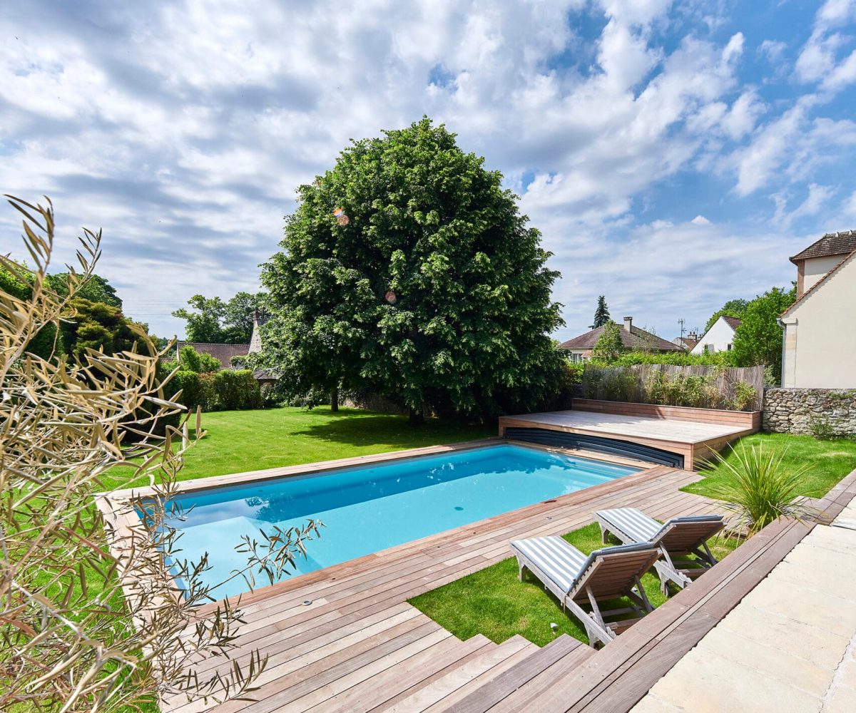 Piscine avec abri plat et plage en bois exotique