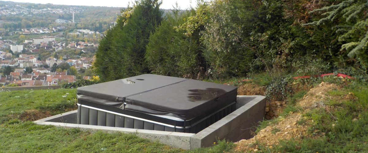 Avant - Rénovation d'un espace bien-être extérieur avec spa - Delalande Piscines & Spas