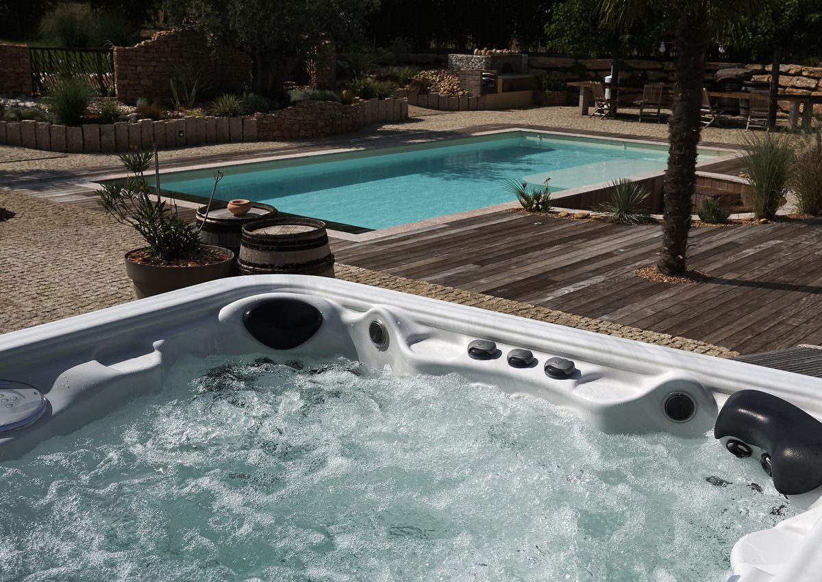Détente et bien-être avec un spa de luxe équipé de jets de massage et domotique avancée