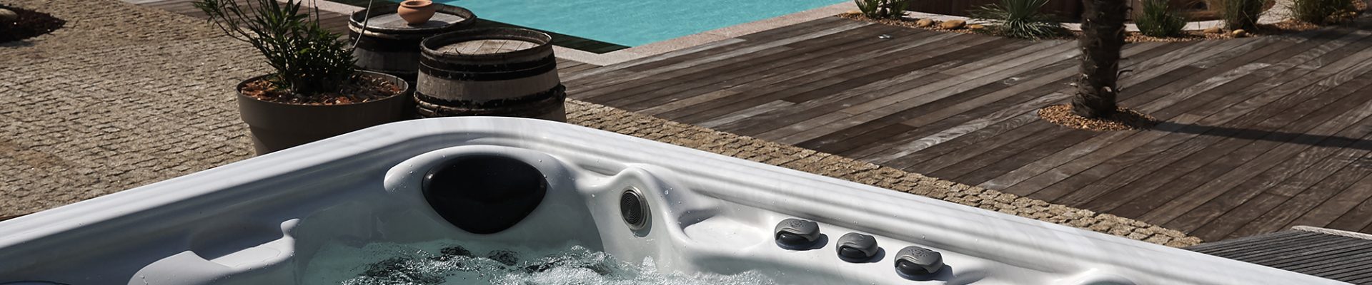 Détente et bien-être avec un spa de luxe équipé de jets de massage et domotique avancée