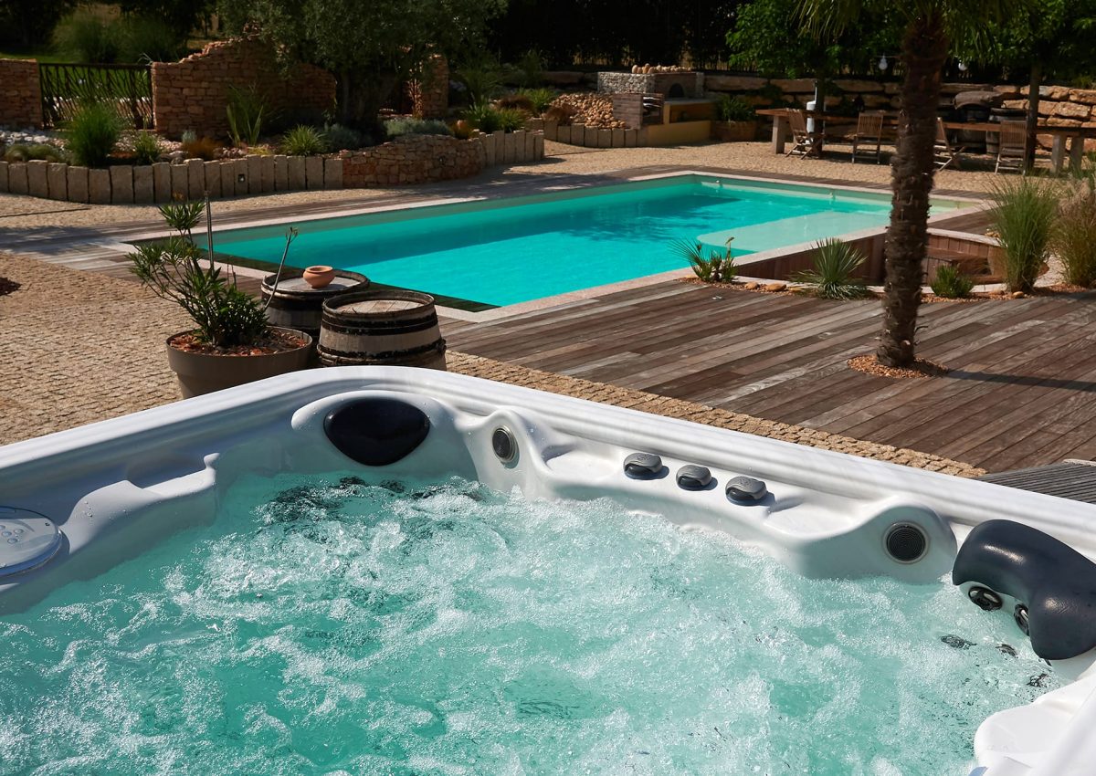 Détente et bien-être avec un spa de luxe équipé de jets de massage et domotique avancée