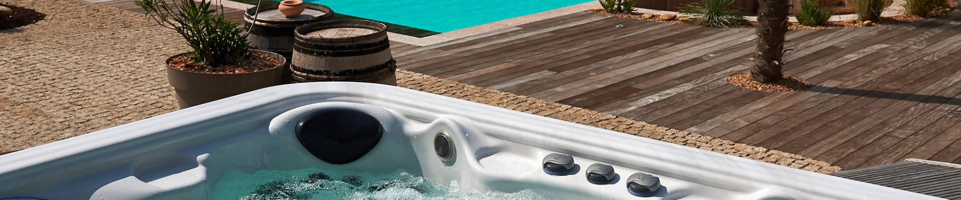 Détente et bien-être avec un spa de luxe équipé de jets de massage et domotique avancée